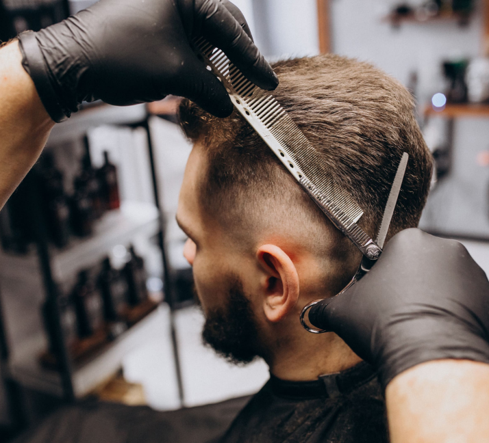 homem cortando o cabelo.