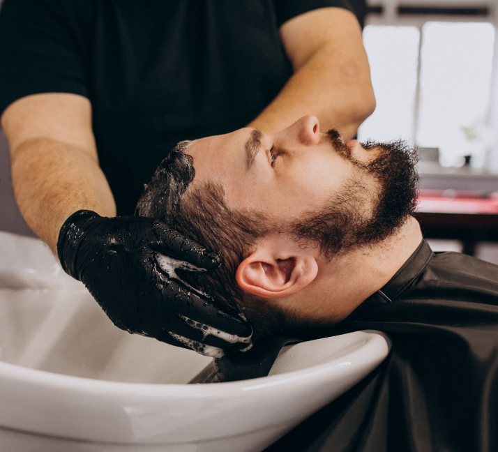 homem cortando o cabelo.
